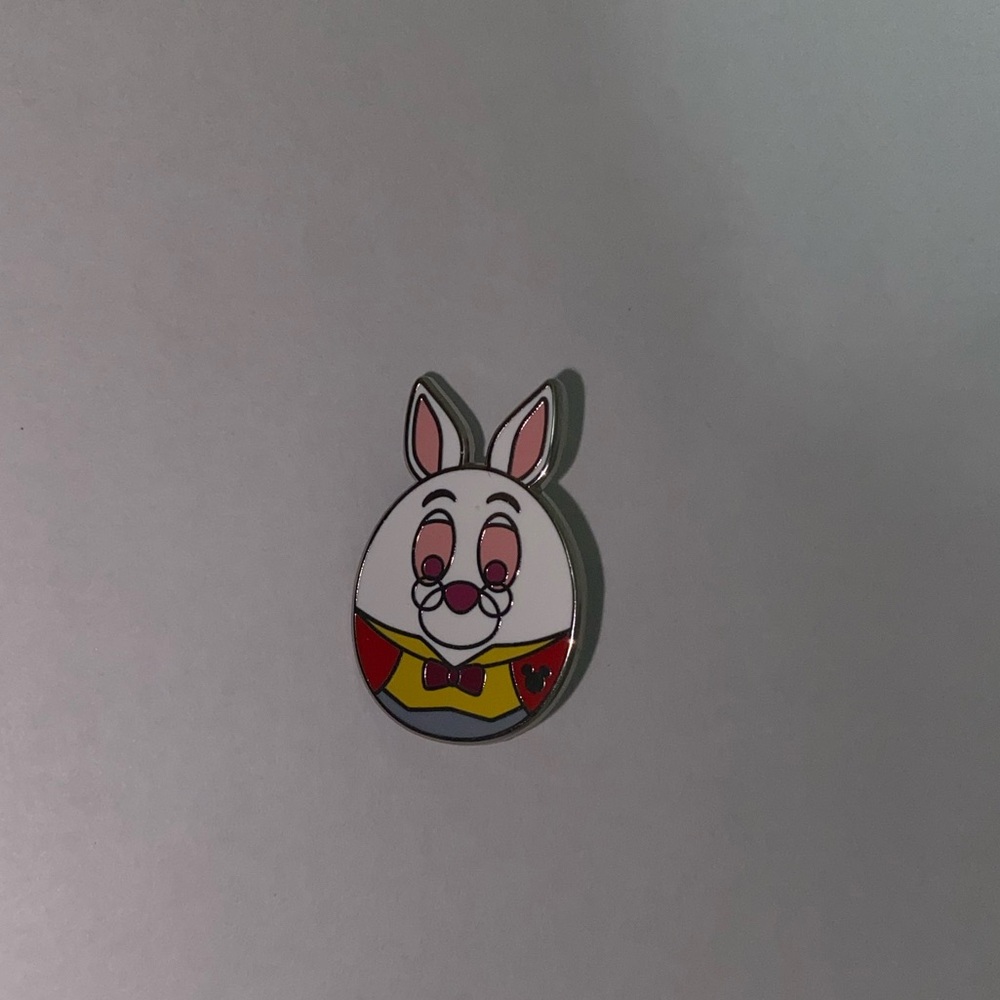 Disney White Rabbit Pin hidden Mickey– Alice in Wonderland
